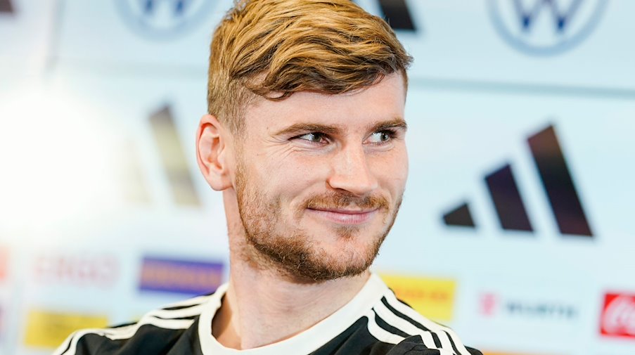 Der deutsche Nationalspieler Timo Werner lächelt. / Foto: Uwe Anspach/dpa