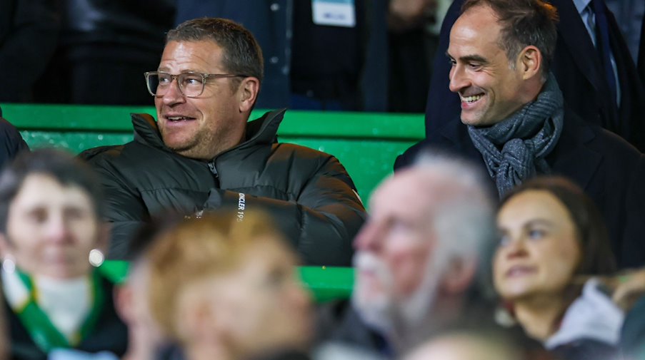 Leipzigs neuer Sportdirektor Max Eberl (l) sitzt neben Oliver Mintzlaff im Celtic Park auf der Tribüne. / Foto: Jan Woitas/dpa