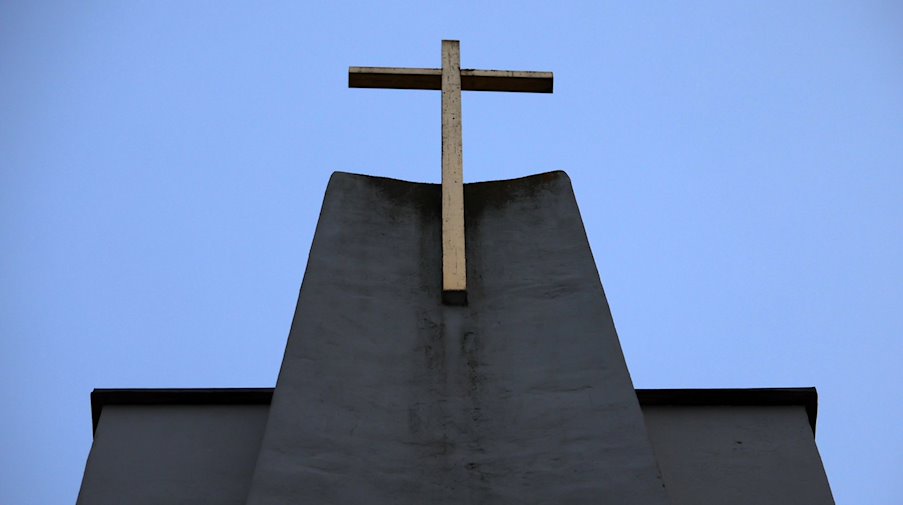 Eine christliche Kirche im Morgengrauen. / Foto: Bernd Wüstneck/dpa