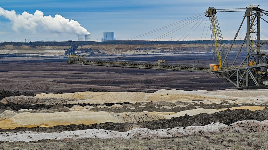 Abraumhalden und ein Absetzer sind im Braunkohletagebau Welzow-Süd zu sehen. / Foto: Patrick Pleul/dpa