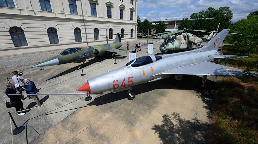 Ausstellungsstücke von «Overkill - Militär. Technik. Kultur im Kalten Krieg» stehen vor dem Museum. / Foto: Robert Michael/dpa