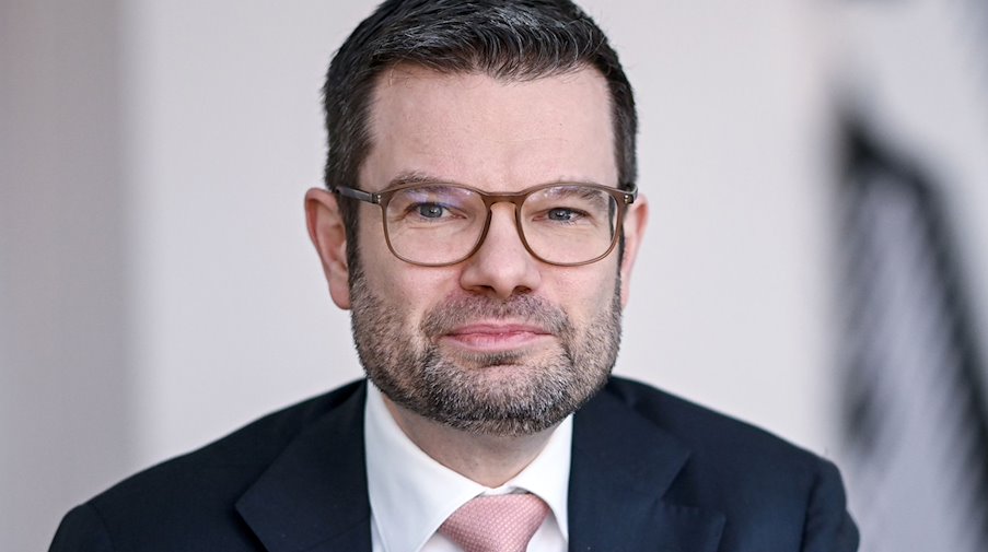 Marco Buschmann (FDP), Bundesminister der Justiz, schaut in die Kamera. / Foto: Britta Pedersen/dpa