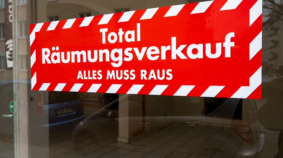 Ein Schild mit der Aufschrift "Totaler Räumungsverkauf - Alles muss raus" hängt im Schaufenster eines leeren Ladengeschäfts. / Foto: Peter Kneffel/dpa