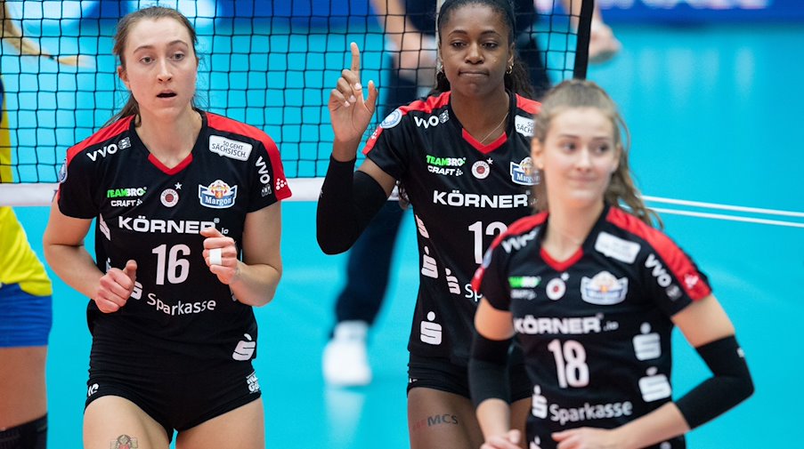 Madeleine Gates (l-r), Naya Crittenden und Sarah Straube vom DSC reagieren während des Spiels. / Foto: Sebastian Kahnert/dpa-Zentralbild/dpa/Archivbild