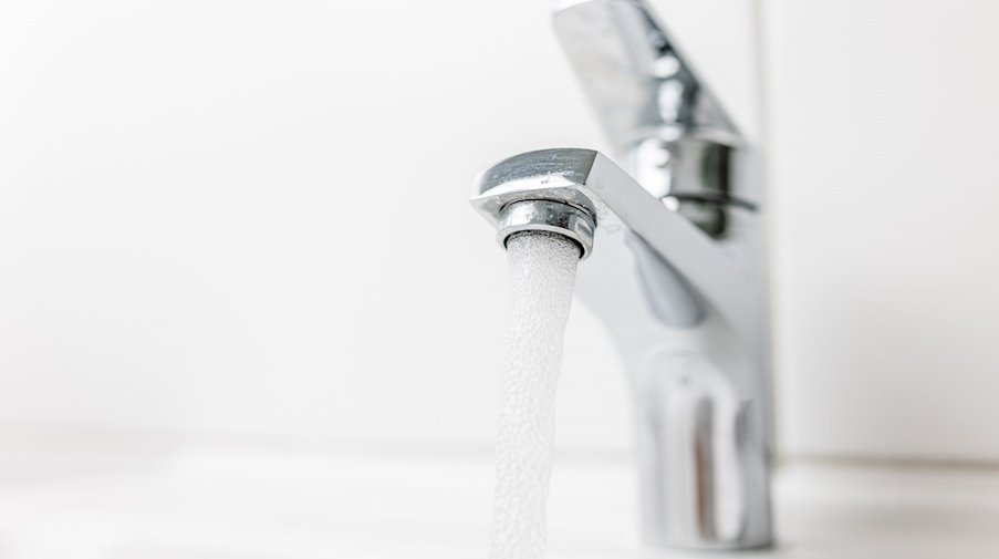 Wasser fließt durch einen geöffneten Hahn. / Foto: Philipp von Ditfurth/dpa/Symbolbild