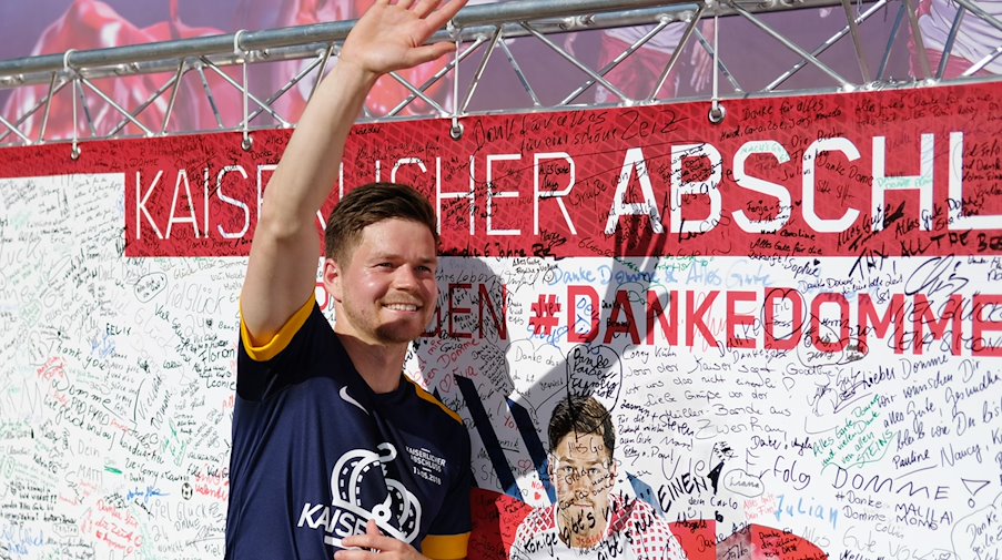Dominik Kaiser winkt zum Publikum. / Foto: Sebastian Willnow/dpa-Zentralbild/dpa