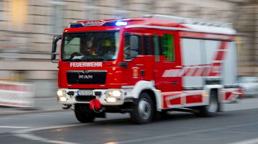 Ein Feuerwehrfahrzeug ist mit Blaulicht auf Einsatzfahrt. / Foto: Monika Skolimowska/dpa-Zentralbild/ZB/Symbolbild