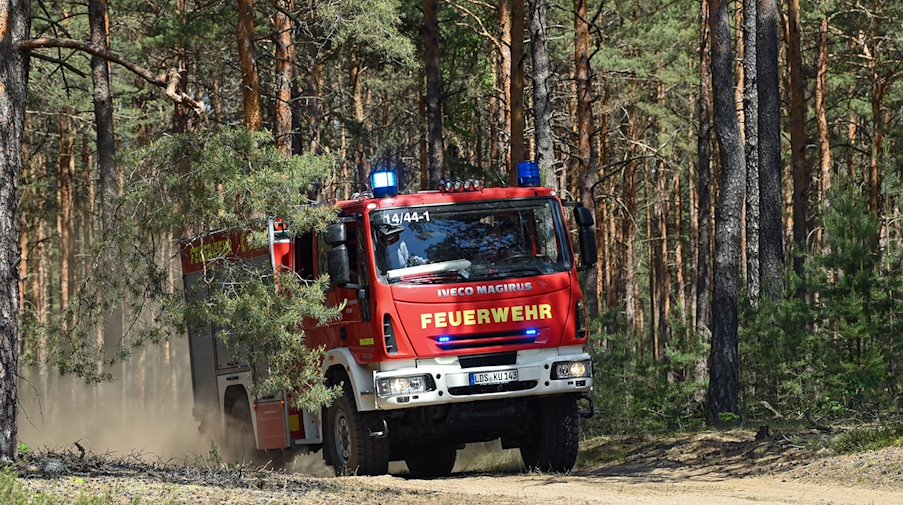 Ein Löschfahrzeug der Feuerwehr fährt zu einem Einsatz. / Foto: Patrick Pleul/dpa-Zentralbild/dpa/Symbolbild