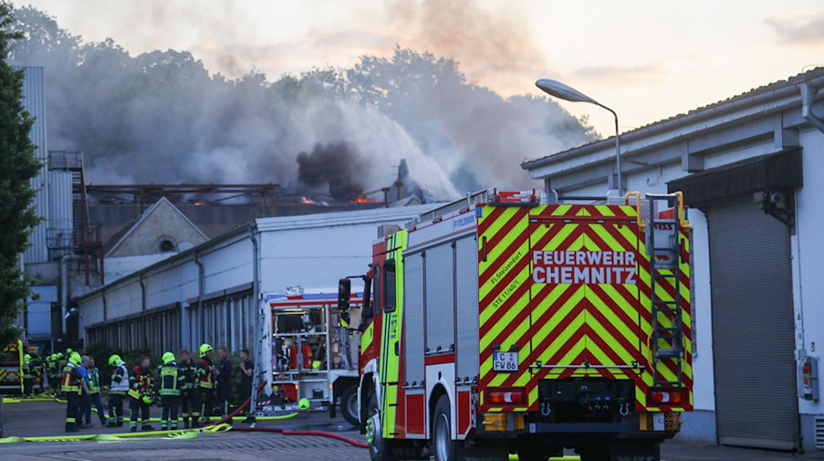 Feuerwehrleute bekämpfen einen Brand in Chemnitz. / Foto: SPM-Gruppe/dpa