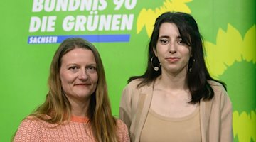 Christin Furtenbacher (l) und Marie Müser, beide Vorsitzende von Bündnis 90/Die Grünen in Sachsen. / Foto: Robert Michael/dpa
