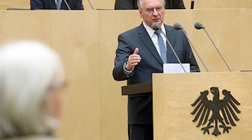 Reiner Haseloff (CDU), Ministerpräsident von Sachsen-Anhalt, spricht während der Sitzung. / Foto: Wolfgang Kumm/dpa