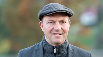 Sachsens Umweltminister Wolfram Günther (Bündnis 90/Die Grünen)lächelt. / Foto: Matthias Rietschel/dpa-Zentralbild/dpa