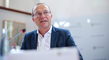 Wolfram Günther (Bündnis90/Die Grünen), Umweltminister, spricht bei einer Pressekonferenz. / Foto: Jan Woitas/dpa