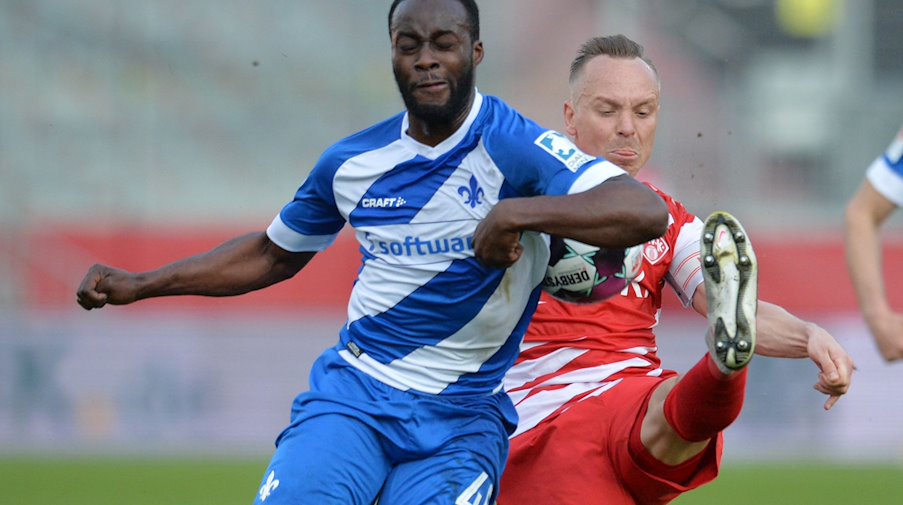 Arne Feick (r) von Würzburg spielt gegen Erich Berko von Darmstadt. / Foto: Timm Schamberger/dpa