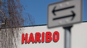 Der Schriftzug «Haribo» an der Fassade einer Fabrik des Unternehmens. / Foto: Sebastian Willnow/dpa-Zentralbild/dpa/Archivbild