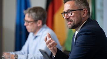 Martin Dulig (SPD), Wirtschaftsminister von Sachsen, nimmt an einer Pressekonferenz nach der Kabinettssitzung teil. / Foto: Sebastian Kahnert/dpa