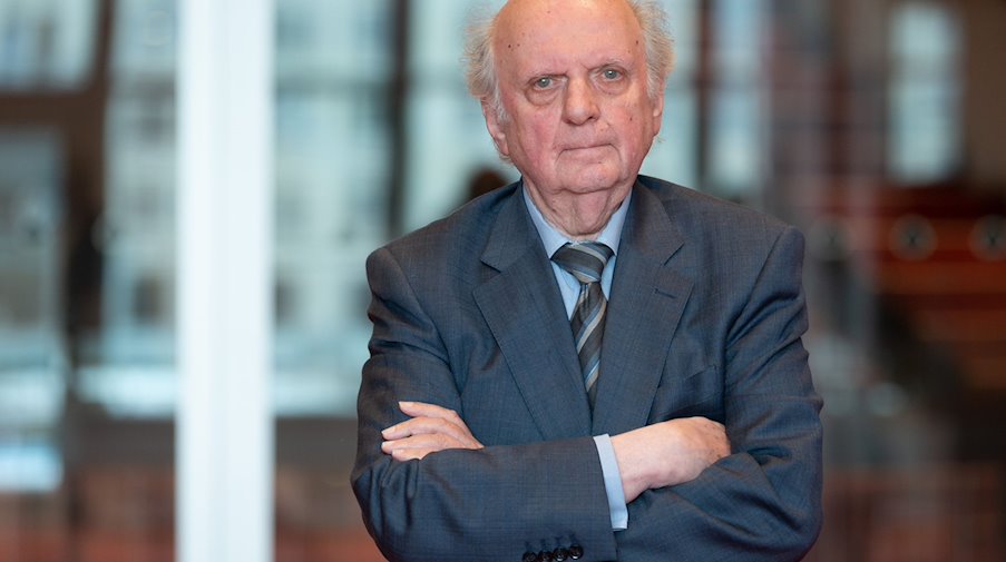 Marek Janowski verabschiedet sich Anfang Juli mit zwei Konzerten als Chefdirigent der Dresdner Philharmonie. / Foto: Sebastian Kahnert/dpa-Zentralbild/dpa/Archivbild