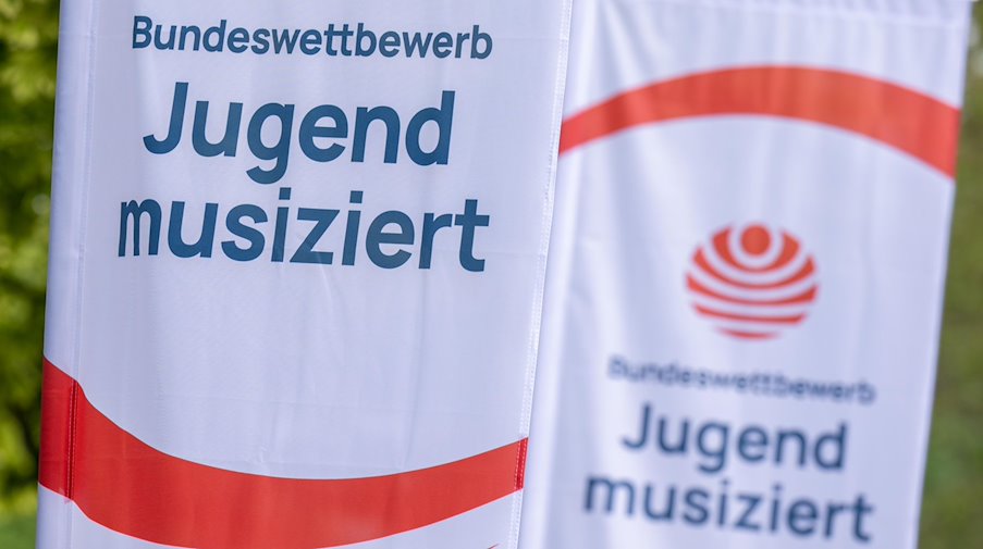 Fahnen mit dem Logo des Wettbewerbs „Jugend musiziert“ wehen vor Beginn des Wettbewerbs in Zwickau. / Foto: Hendrik Schmidt/dpa