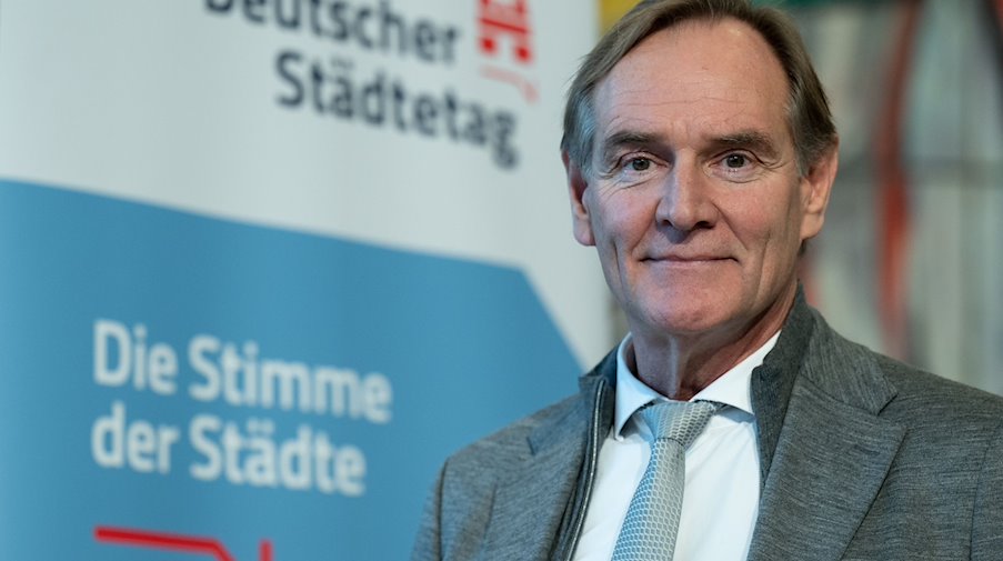 Burkhard Jung (SPD), Oberbürgermeister der Stadt Leipzig, ist auf einer Pressekonferenz. / Foto: Hendrik Schmidt/dpa
