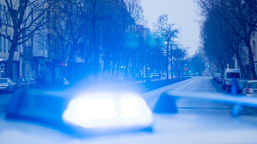 Ein Blaulicht leuchtet auf dem Dach eines Streifenwagens der Polizei. / Foto: Christoph Soeder/dpa/Symbolbild
