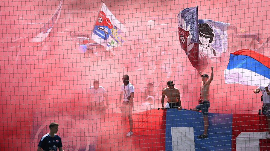 Fans von Unterhaching zünden vor Spielbeginn Rauchbomben. / Foto: Angelika Warmuth/dpa