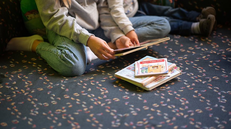 Eine Praktikantin liest in einer Kita Kindern vor. / Foto: Sebastian Gollnow/dpa/Illustration