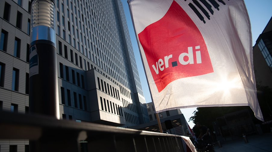 Eine Fahne von Verdi weht bei einem Warnstreik. / Foto: Paul Zinken/dpa/Symbolbild