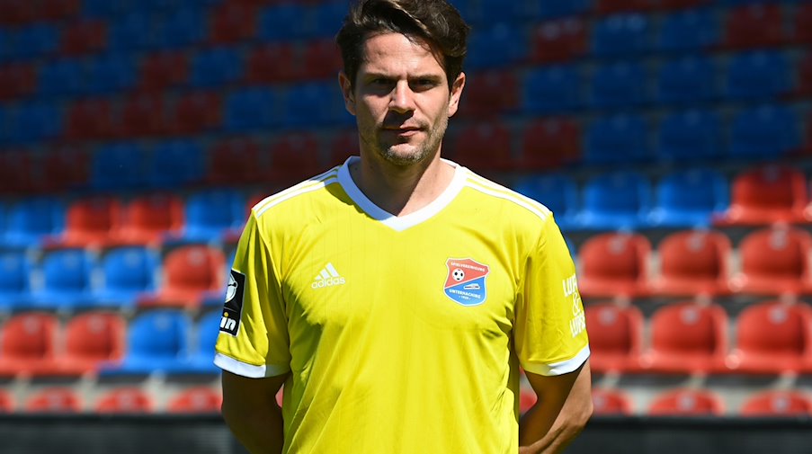 Michael Gurski bei einem Fototermin.Er wird neuer Torwarttrainer bei RB Leipzigs Fußball-Frauen. / Foto: Sven Leifer/soccerpixx/dpa