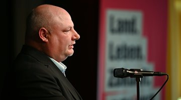 Hendrik Lange, neuer Co-Landesvositzender, spricht beim Landesparteitag. / Foto: Heiko Rebsch/dpa