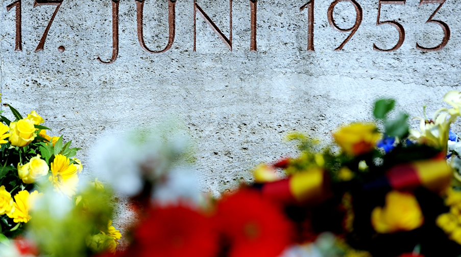 Kränze liegen an der Gedenkstätte für die Opfer des Volksaufstands in der DDR vom 17.06.1953. / Foto: Maurizio Gambarini/dpa/Archivbild