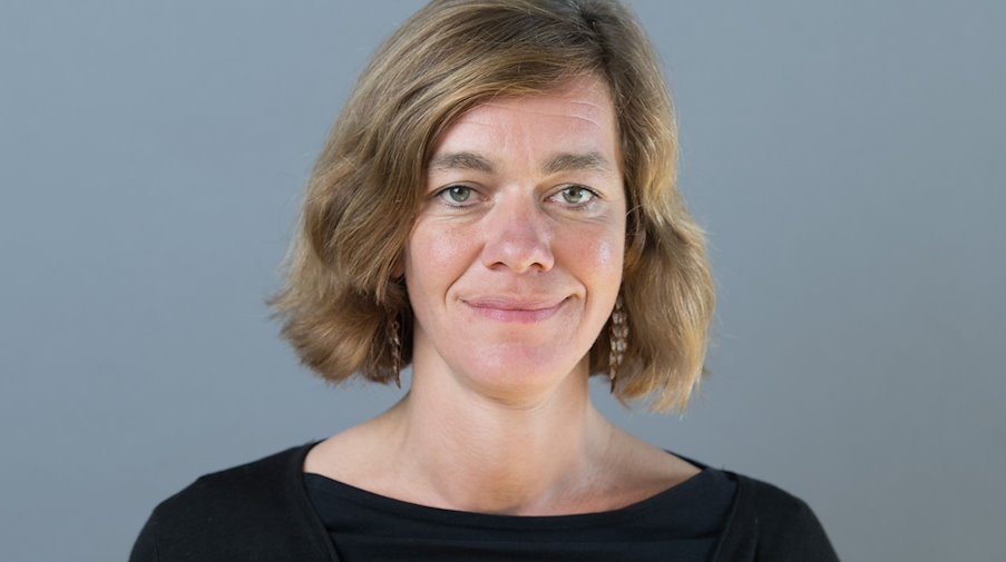 Die Politikerin Juliane Nagel (Die Linke) steht anlässlich der konstituierenden Sitzung des sächsischen Landtags vor einer Fotowand. / Foto: Sebastian Kahnert/dpa-Zentralbild/dpa