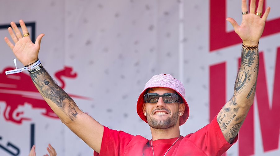 Leipzigs Spieler Dominik Szoboszlai kommt zur Siegesfeier auf die Festwiese vor dem Stadion. / Foto: Jan Woitas/dpa