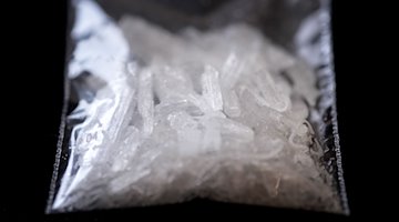 Das Foto zeigt einen Fund der synthetischen Droge Crystal. / Foto: David-Wolfgang Ebener/dpa
