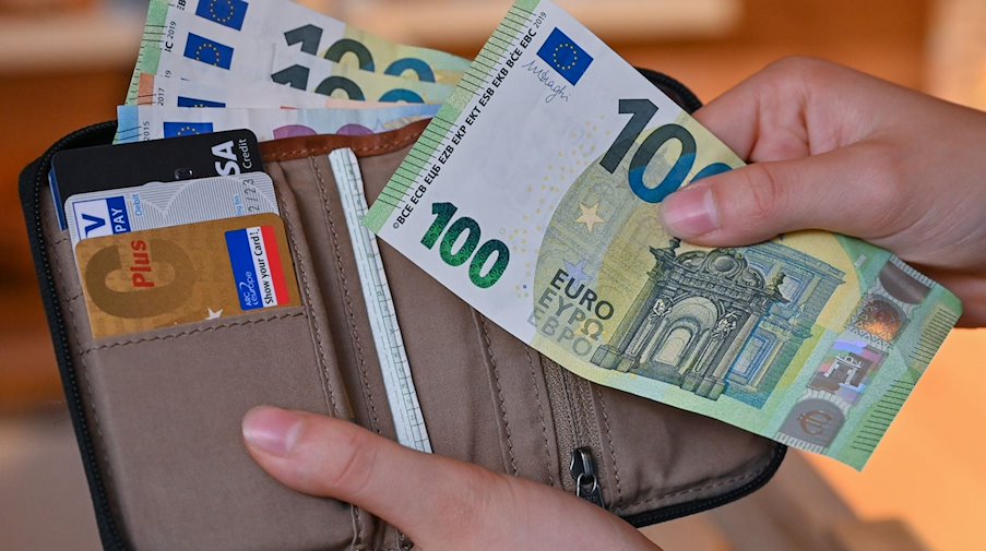 Viele Eurobanknoten stecken in einer Geldbörse. / Foto: Patrick Pleul/dpa-Zentralbild/dpa/Illustration Viele Eurobanknoten stecken in einer Geldbörse. / Foto: Patrick Pleul/dpa-Zentralbild/dpa/Illustration