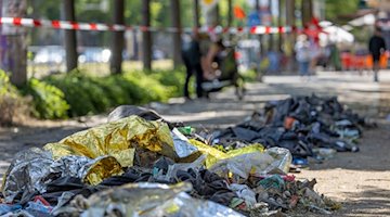 Wärmedecken, Kleidungsstücke und weiterer Müll liegen am Alexis-Schumann-Platz nach den Ausschreitungen am Rande der Demonstrationen nach dem Urteil gegen Lina E. / Foto: Bernd März/dpa