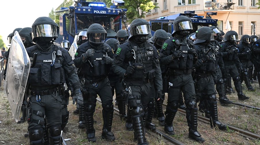 Polizei fährt Wasserwerfer zur Räumung einer Straße auf. / Foto: Hendrik Schmidt/dpa