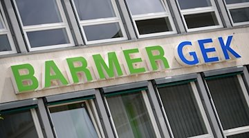 Blick auf den Schriftzug einer Barmer GEK-Filiale. / Foto: picture alliance / Uwe Zucchi/dpa