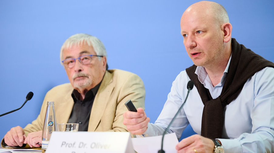 Elmar Brähler (l)und Elmar Oliver Decker. / Foto: Annette Riedl/dpa