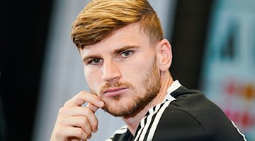 Der deutsche Nationalspieler Timo Werner schaut konzentriert. / Foto: Uwe Anspach/dpa