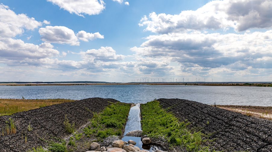 Am Einlaufbauwerk des Cottbuser Ostsees, über welches die Flutung des ehemaligen Kohletagebaus erfolgt, steht etwas Wasser. / Foto: Frank Hammerschmidt/dpa
