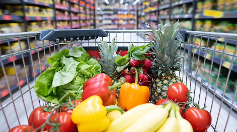 Ein Einkaufskorb mit Obst und Gemüse steht in einem Supermarkt. / Foto: Sebastian Kahnert/dpa