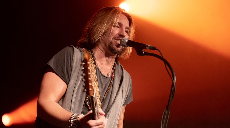 Der Sänger Gil Ofarim steht bei einem Konzert im Liveclub "Der Hirsch" auf der Bühne. / Foto: Daniel Karmann/dpa/Archivbild
