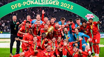 Das Leipziger Team bejubelt den Pokalsieg. / Foto: Tom Weller/dpa