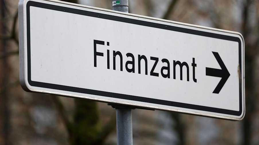 Ein Schild weist den Weg zum Finanzamt. / Foto: Bernd Wüstneck/dpa