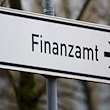 Ein Schild weist den Weg zum Finanzamt. / Foto: Bernd Wüstneck/dpa