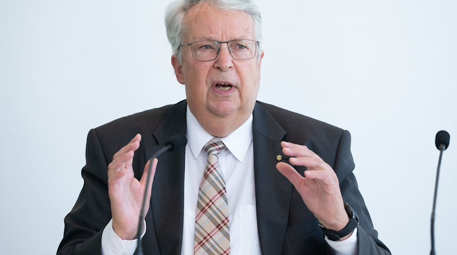 Geert Mackenroth (CDU), Ausländerbeauftragter, spricht auf einer Pressekonferenz. / Foto: Sebastian Kahnert/dpa-Zentralbild/dpa/Archivbild