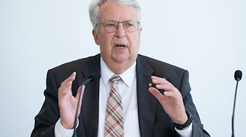 Geert Mackenroth (CDU), Ausländerbeauftragter, spricht auf einer Pressekonferenz. / Foto: Sebastian Kahnert/dpa-Zentralbild/dpa/Archivbild