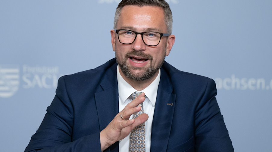 Martin Dulig (SPD), Wirtschaftsminister von Sachsen, nimmt an einer Pressekonferenz teil. / Foto: Sebastian Kahnert/dpa