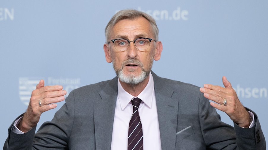Armin Schuster (CDU), Innenminister von Sachsen, nimmt an einer Pressekonferenz teil. / Foto: Sebastian Kahnert/dpa