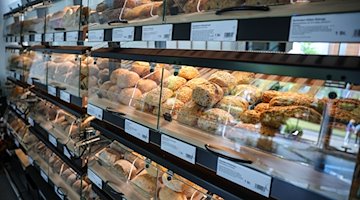 Brot und Brötchen liegen in einem Backwarenregal. / Foto: Jan Woitas/dpa